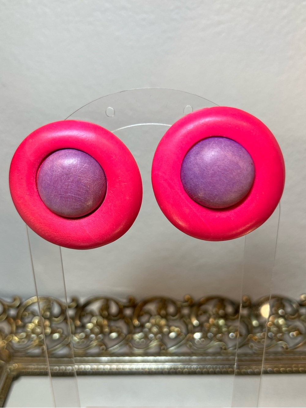 ☀️☀️2/$10 Vintage Pink and Purple Painted Wood Button Clip Back Clip On Earrings - Picture 1 of 9